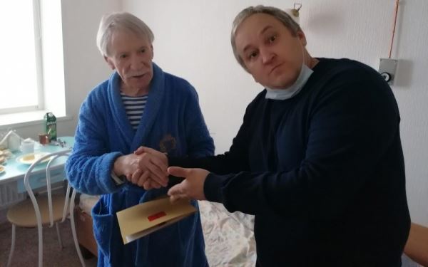 Губернатор Санкт-Петербурга поздравил Ивана Краско на больничной койке