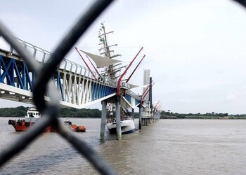 В Эквадоре парусник из Бразилии врезался в мост (ВИДЕО)